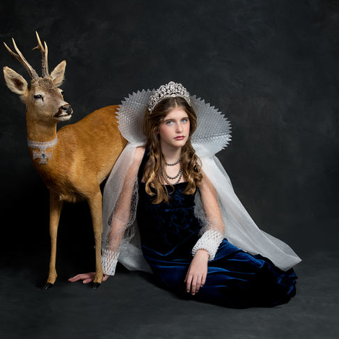 Portrait d'une jeune fille assise auprès d'un faon Photo originale, intemporelle, costume renaissance en matériaux recyclés,  photo d'art, low key, clair obscur, Studio Rideti photo, Garches, Paris