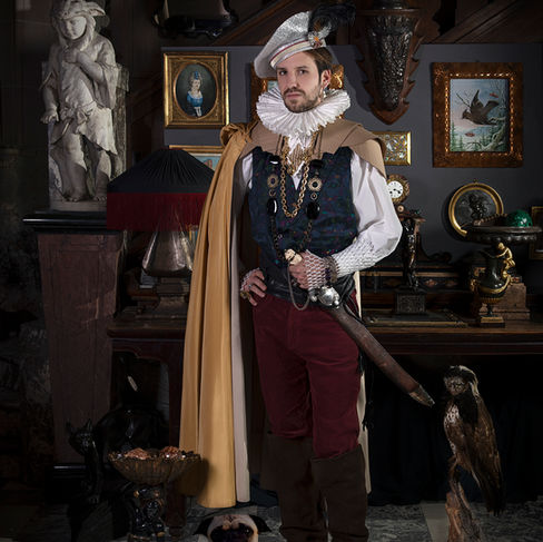 Portrait de jeune homme original, intemporel, costume renaissance en matériaux recyclés,  photo d'art, low key, clair obscur, Studio Rideti photo, Garches, Paris