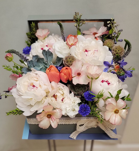 Flower gift box | Dragonfly Floristic