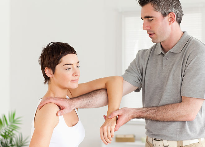Chiropraticien au travail