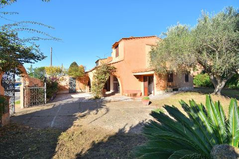 La Maison propone in vendita bifamiliare da ristrutturare vicino al mare con giardino privato.
