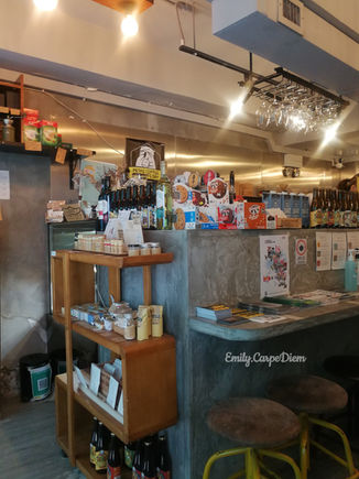 樓梯轉角處的素cafe：Ohms Cafe & Bar