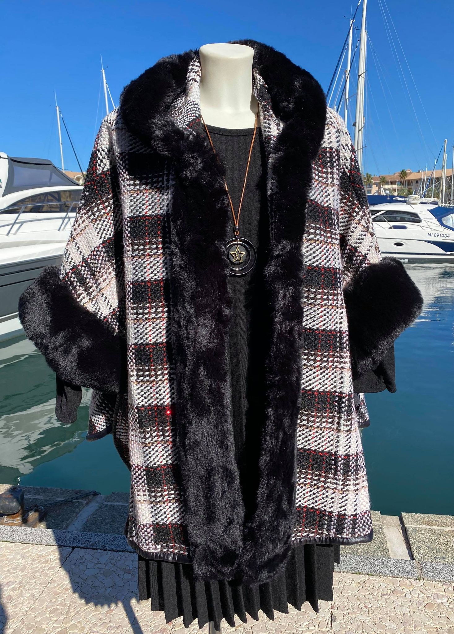 Manteau cape carreaux noirs et blanc
