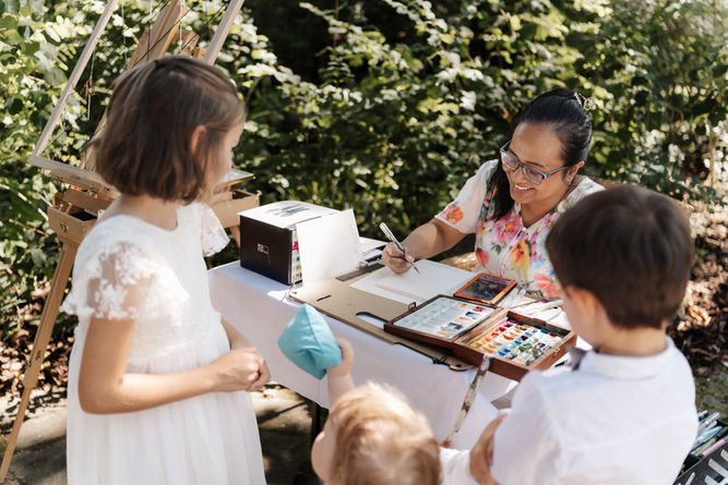 Live wedding illustrator creating a watercolor portrait for wedding guests in Franconia, Bavaria