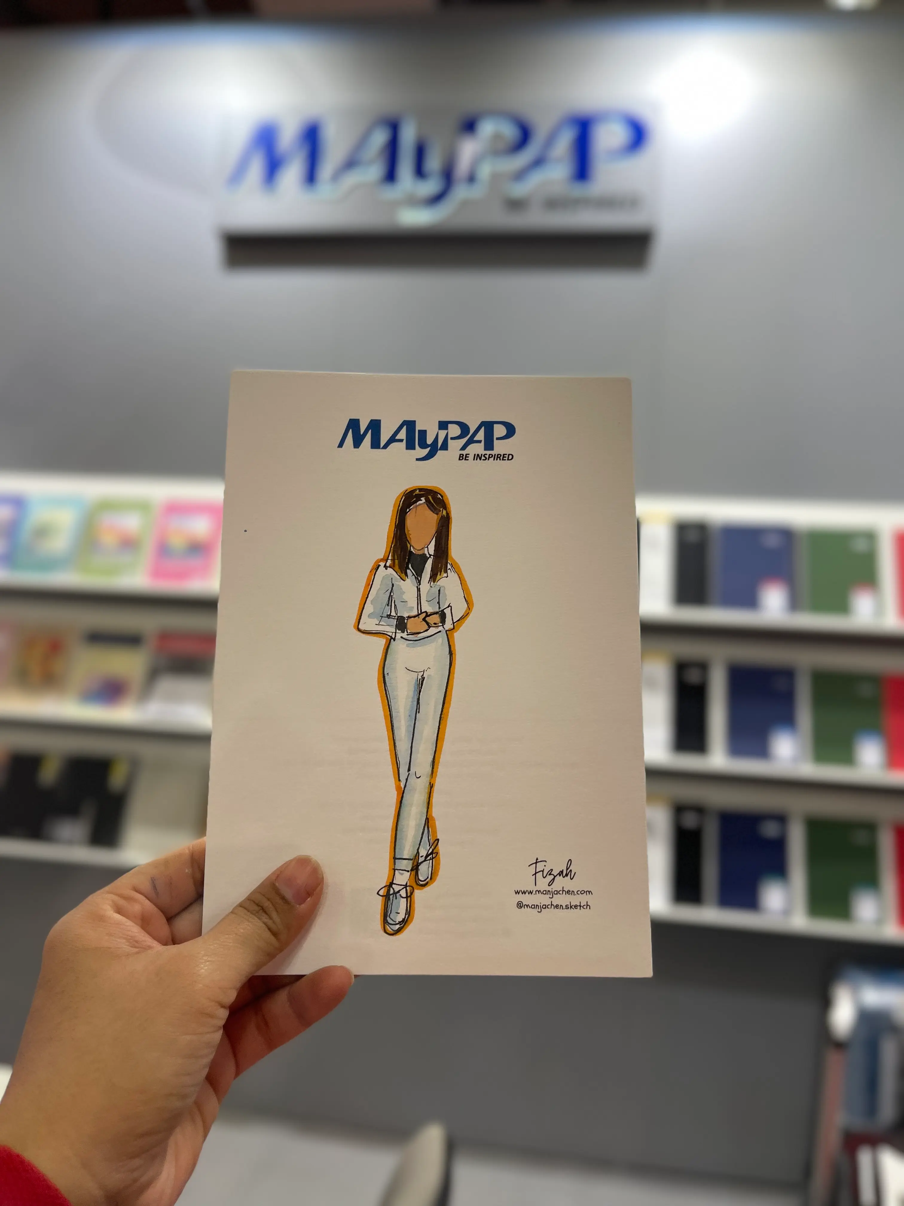 Guest receiving a faceless portrait illustration at a corporate trade fair in Frankfurt.