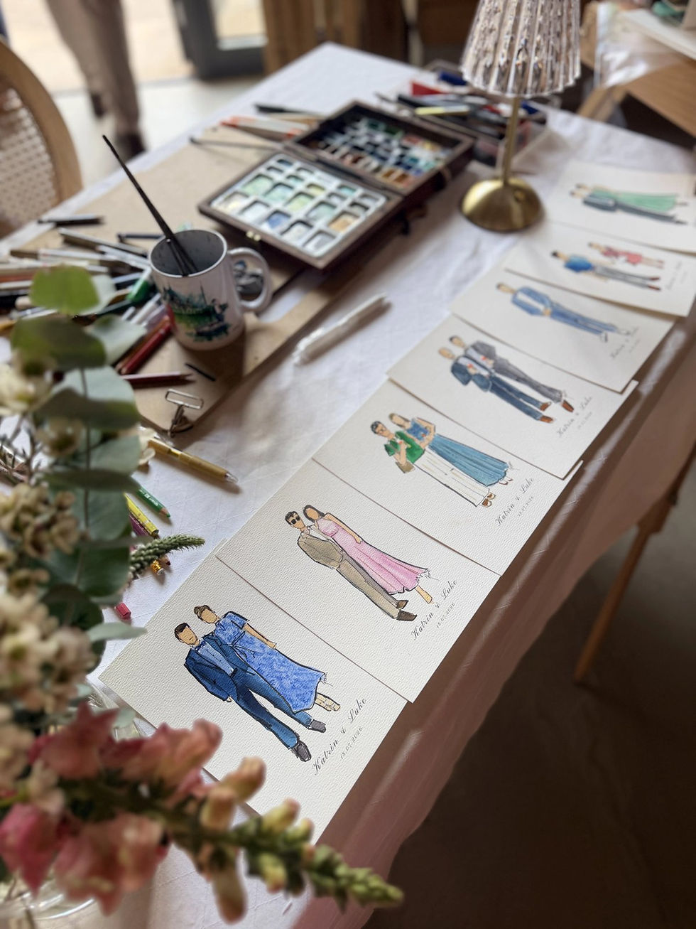 Live-Illustratorin zeichnet Hochzeitsgäste mit Aquarell während einer Hochzeit in Bayern