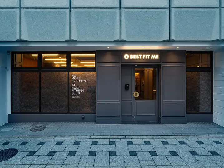 ニューヨークのスポーツジムをイメージした内装デザイン
ブリックタイル レンガタイル BRICK