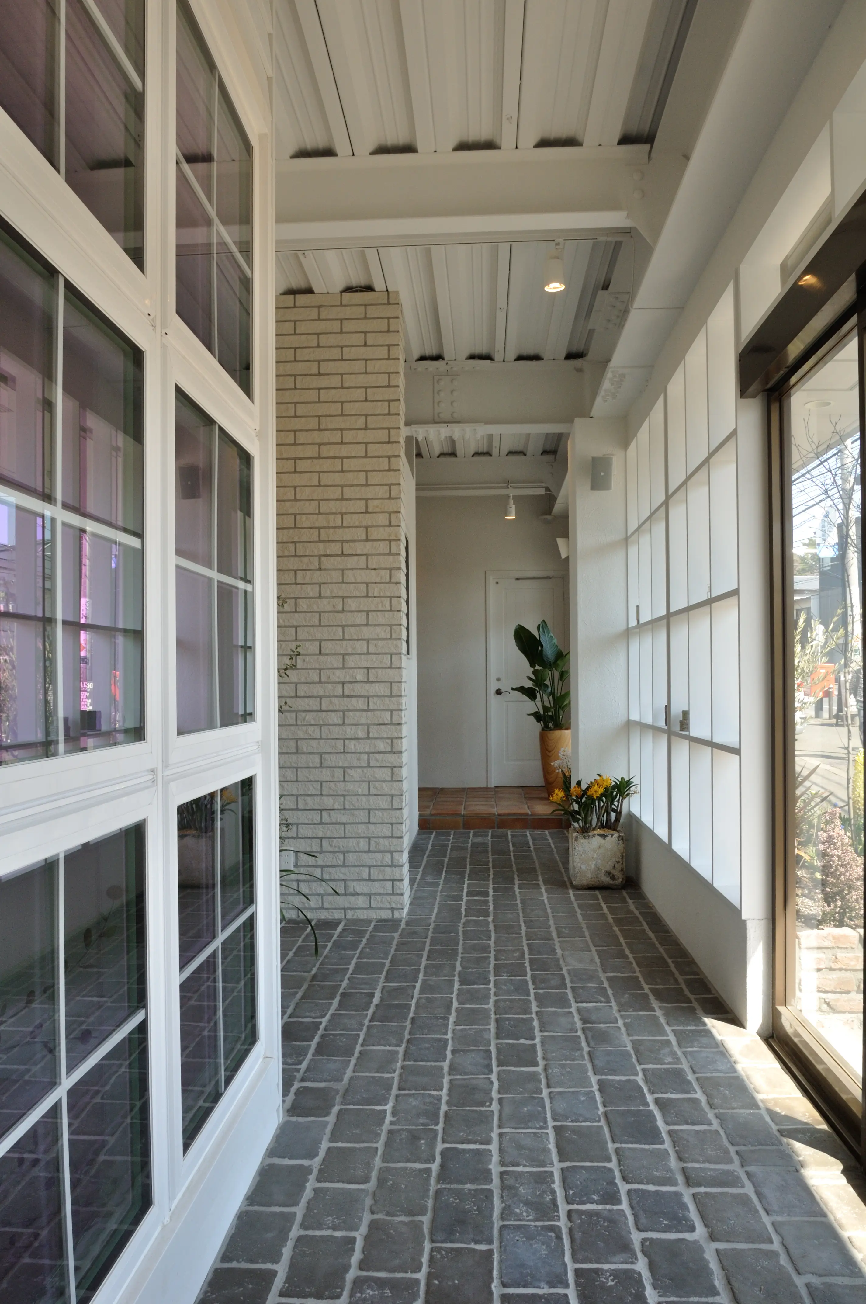 セメント二次製品 床タイル CAN'FLOOR「グランペイブ（GRP-1）」エントランス床デザイン事例