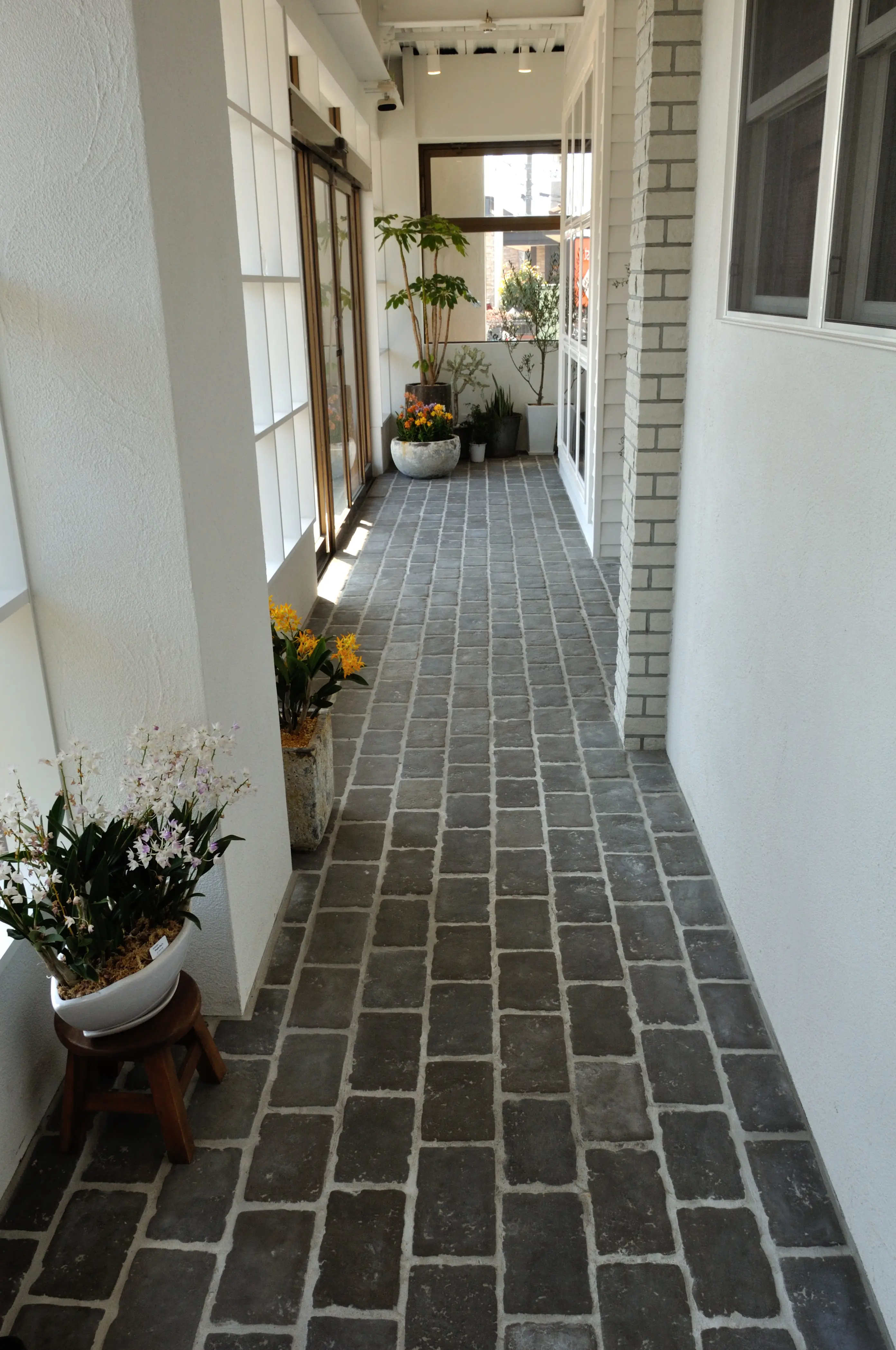 セメント二次製品 床タイル CAN'FLOOR「グランペイブ（GRP-1）」エントランス床デザイン事例