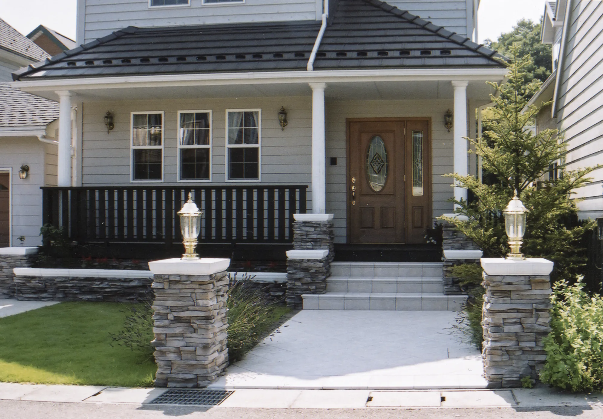 笠木を使用した事例 雨垂れ防止