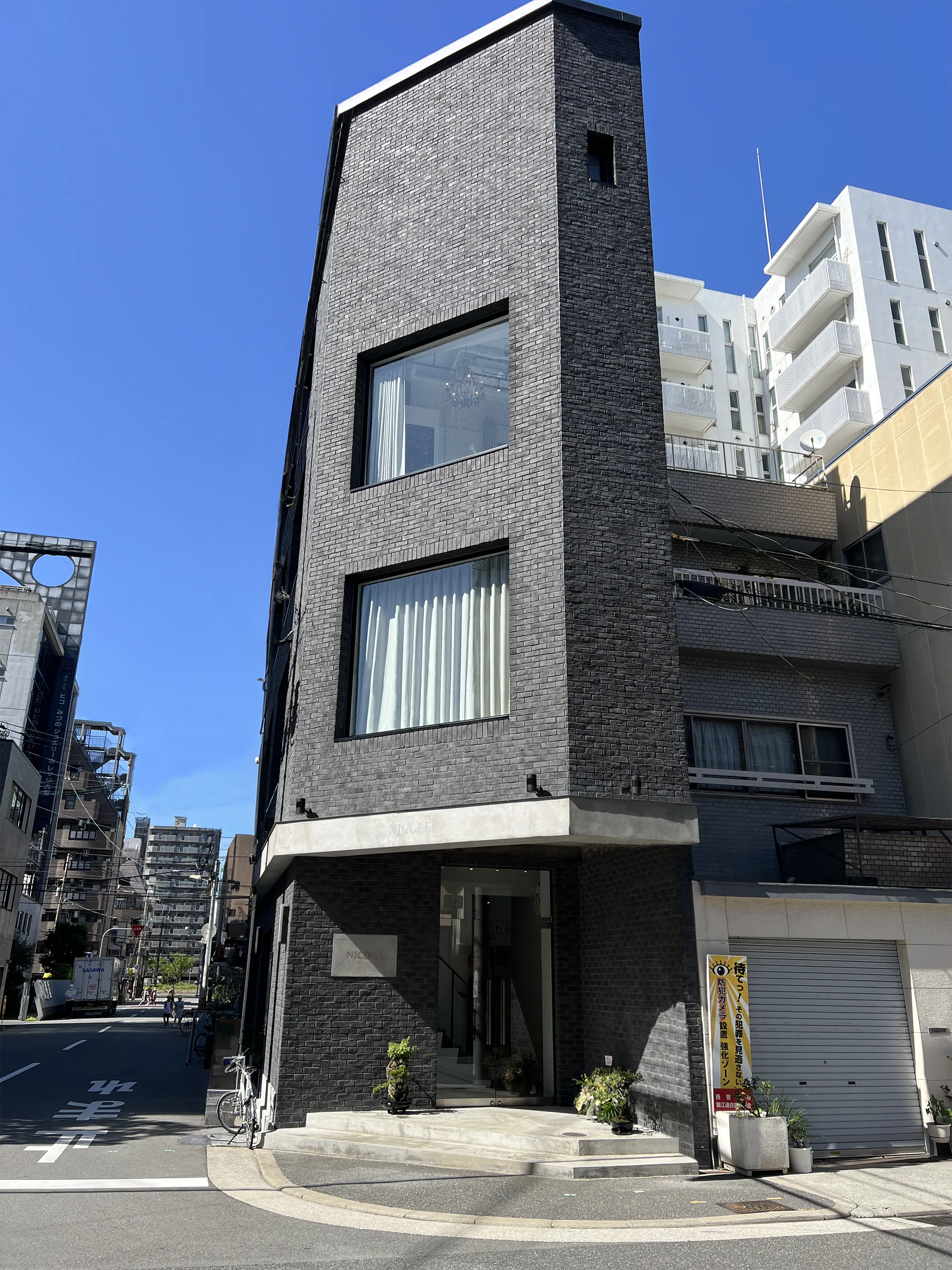 黒いブリックタイル　CAN'BRICK「KUROBRI-クロブリ」　美容室施工事例