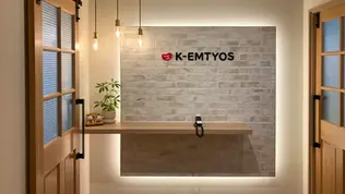 白いレンガタイルを使用したオフィス