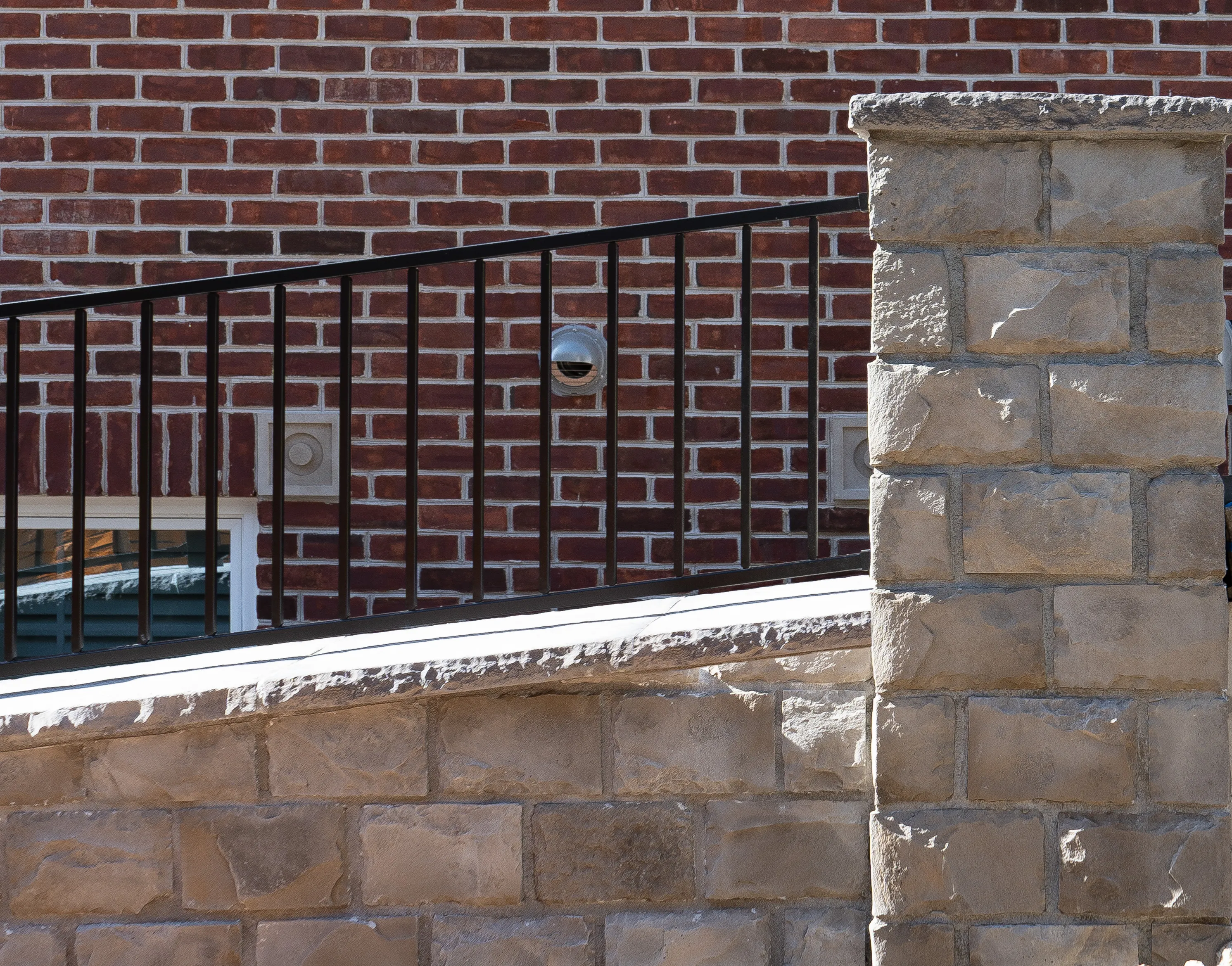 笠木を使用した事例 雨垂れ防止