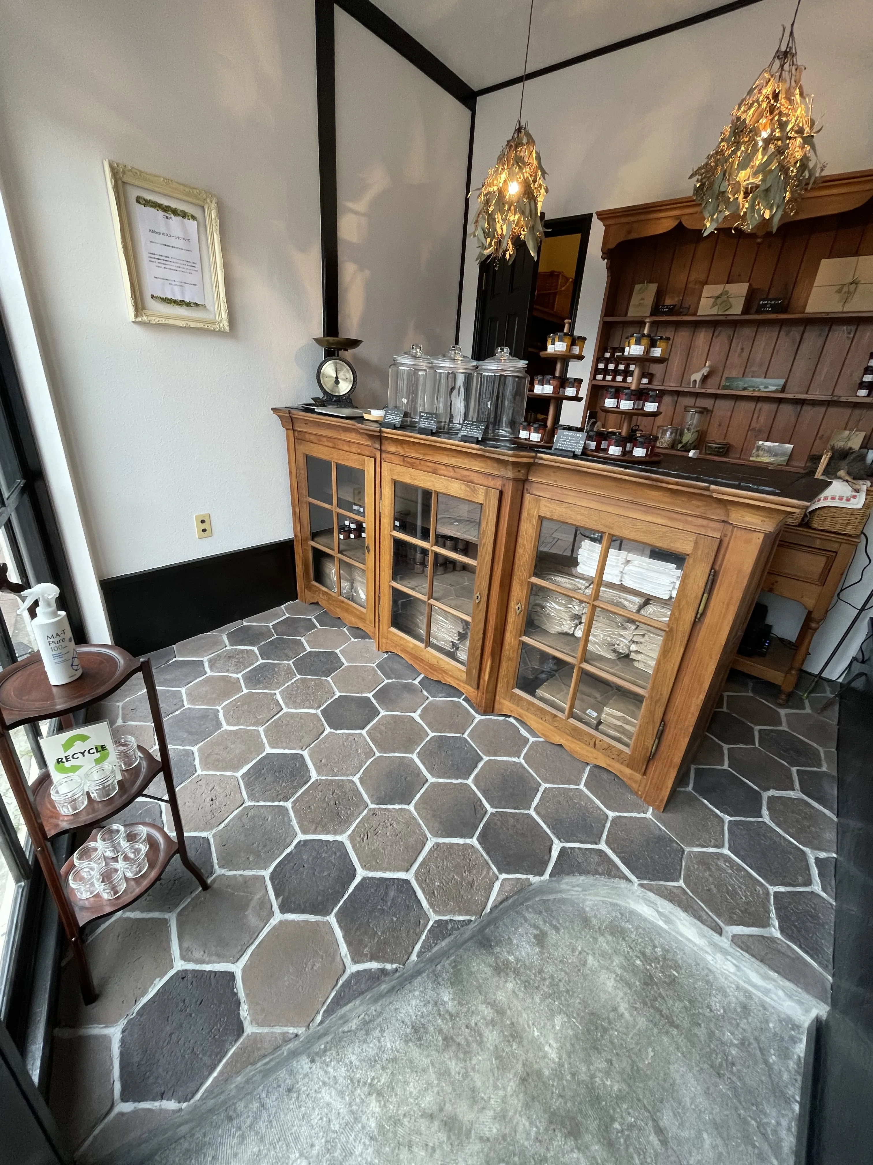 セメント二次製品 床タイル CAN'FLOOR「ヘキサゴン（HEX-3）」カフェ事例　内装床デザイン