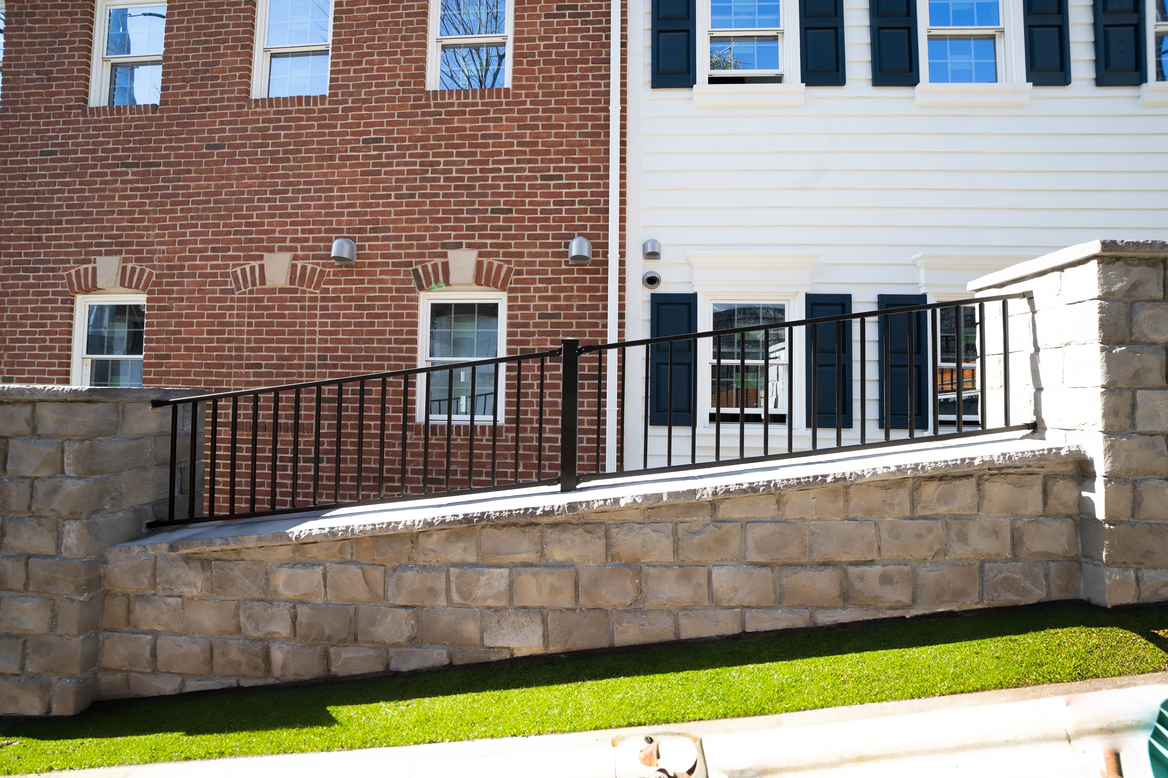 笠木を使用した事例 雨垂れ防止