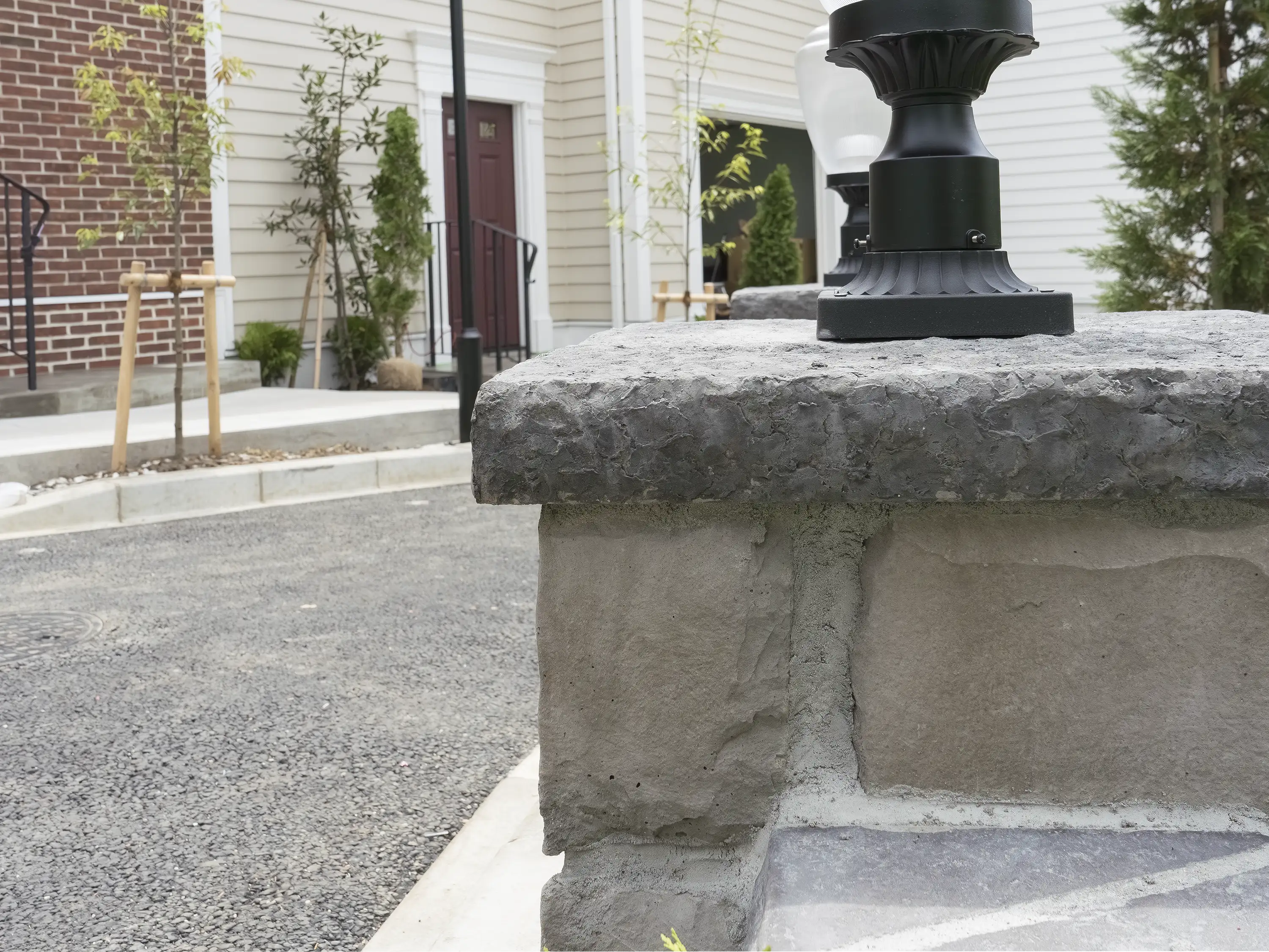 笠木を使用した事例 雨垂れ防止