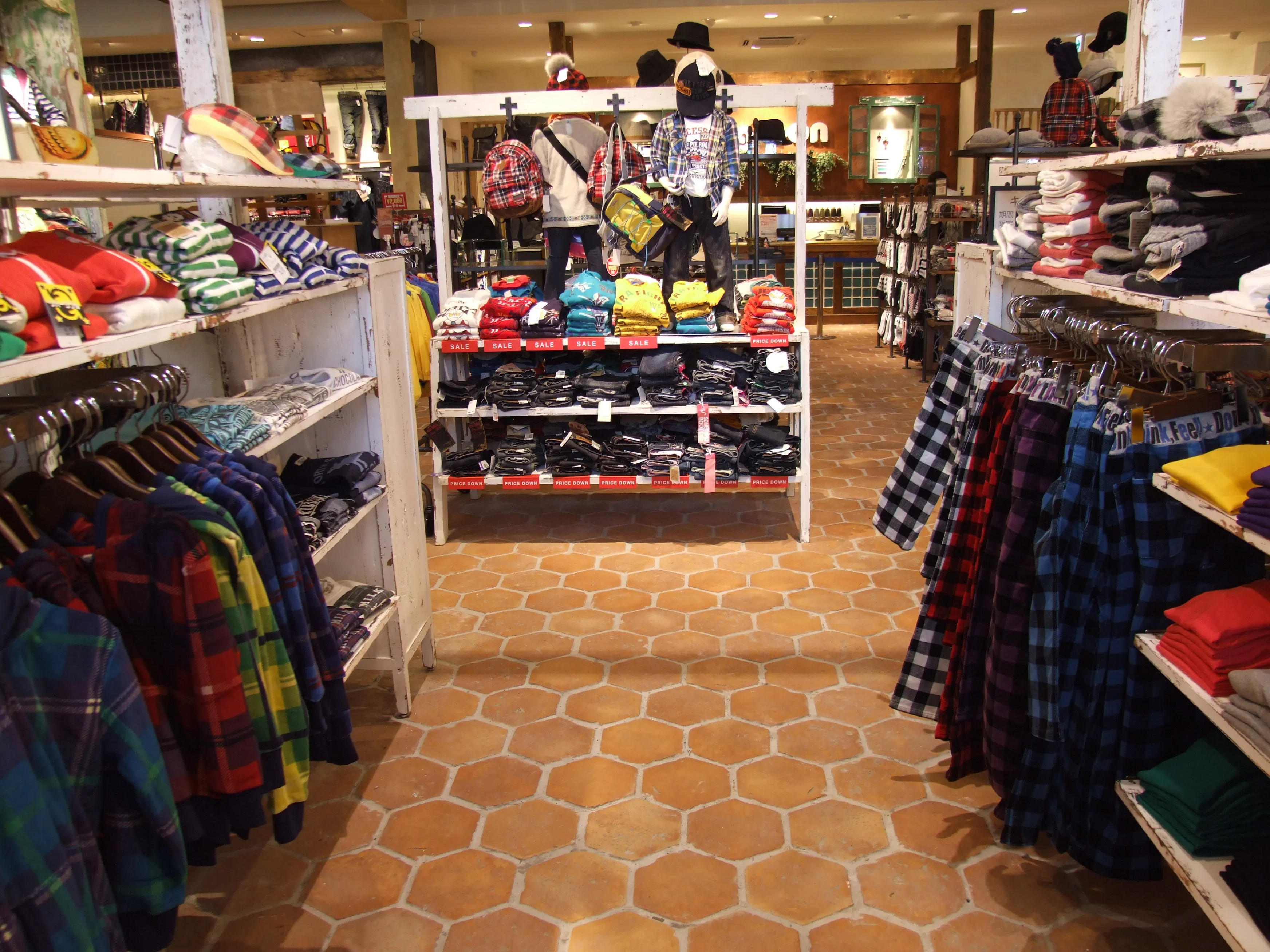 セメント二次製品 床タイル CAN'FLOOR「ヘキサゴン（HEX-1）」アパレルショップ内装デザイン事例