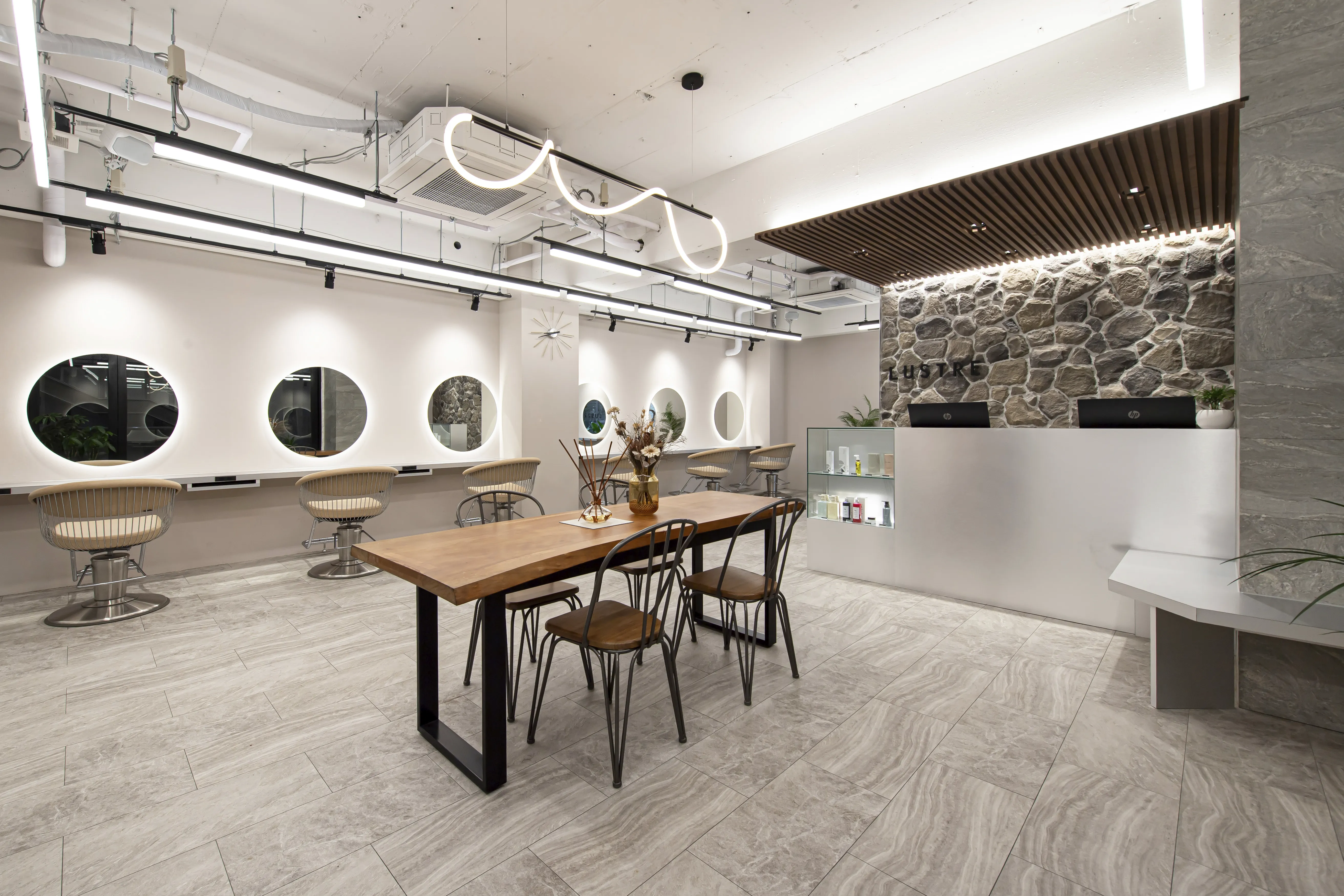 石積み調擬石タイルを使用した美容室