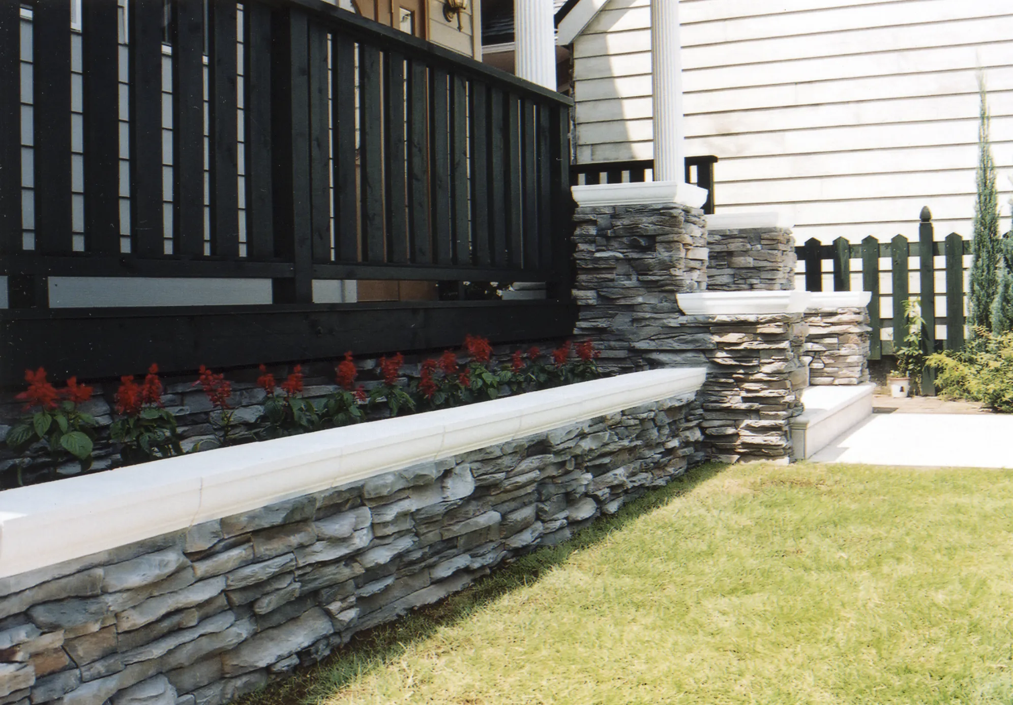 笠木を使用した事例 雨垂れ防止