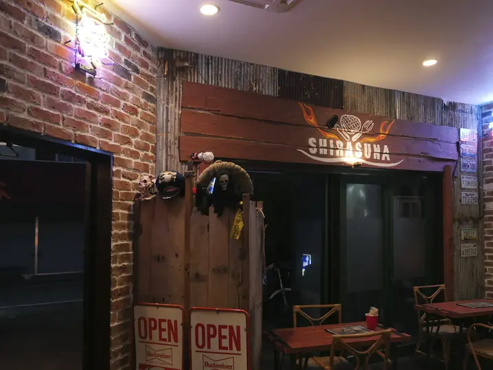 STEAK HOUSE 白砂の内観全景。アメリカンヴィンテージ空間。キャンブリック「マンチェスター(MC-3)」
