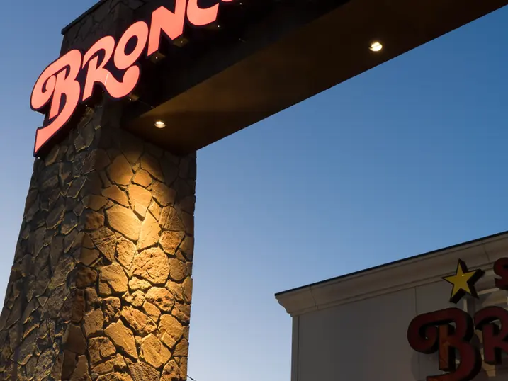 ブロンコビリー南浦和円正寺店外壁施工事例 石積み調の擬石タイル