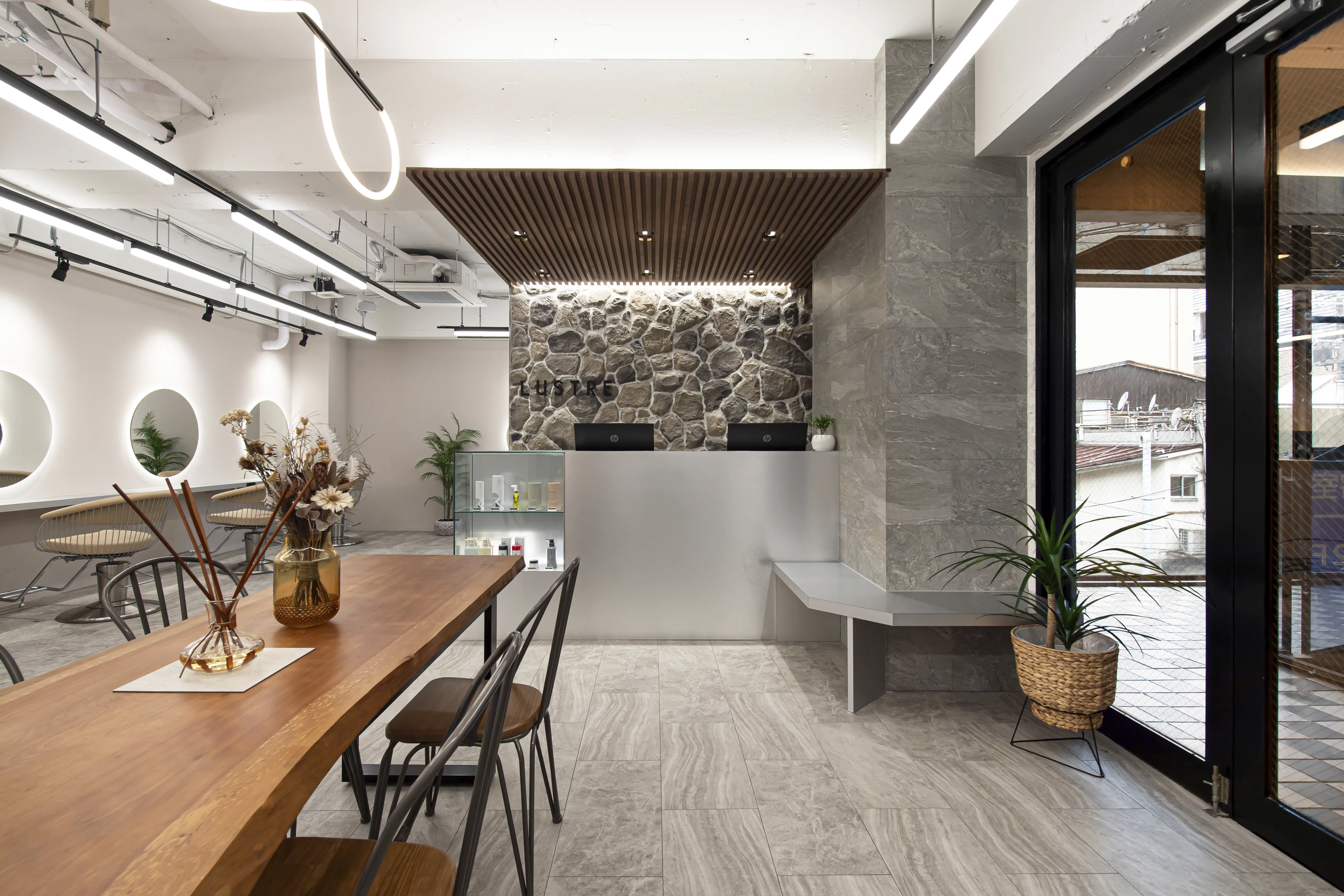 石積み調擬石タイルを使用した美容室