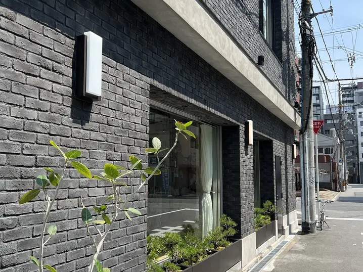 黒いブリックタイル　CAN'BRICK「KUROBRI-クロブリ」　美容室施工事例