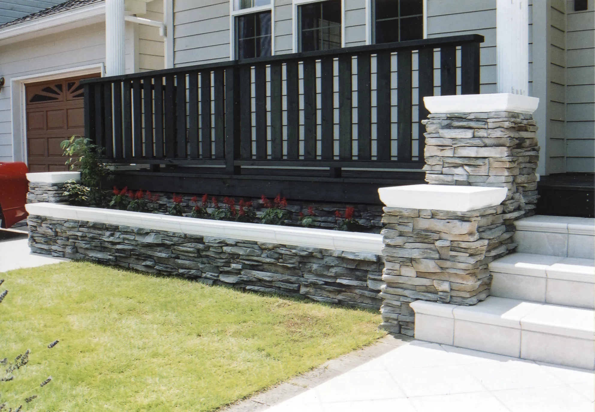 笠木を使用した事例 雨垂れ防止