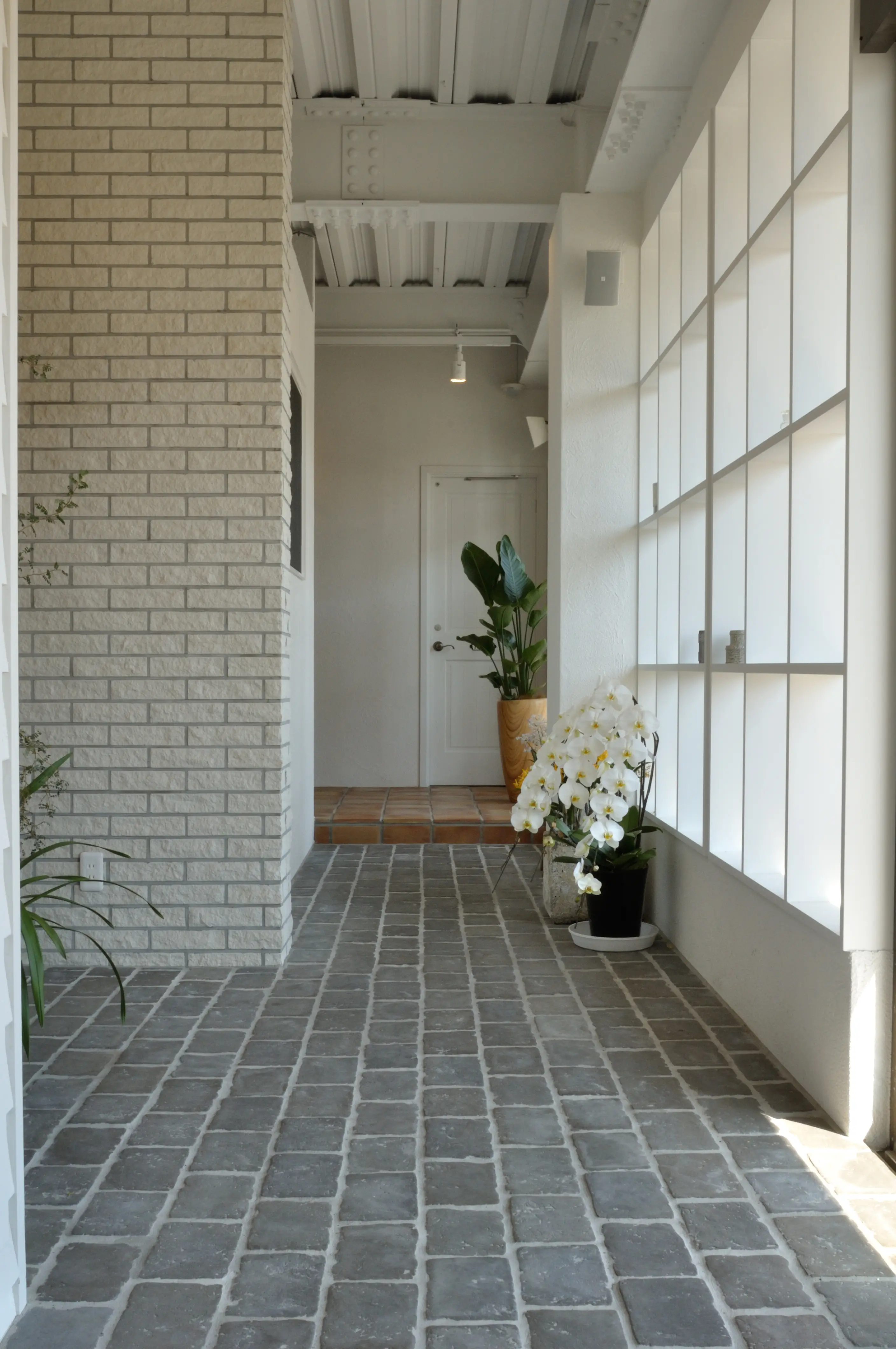 セメント二次製品 床タイル CAN'FLOOR「グランペイブ（GRP-1）」エントランス床デザイン事例