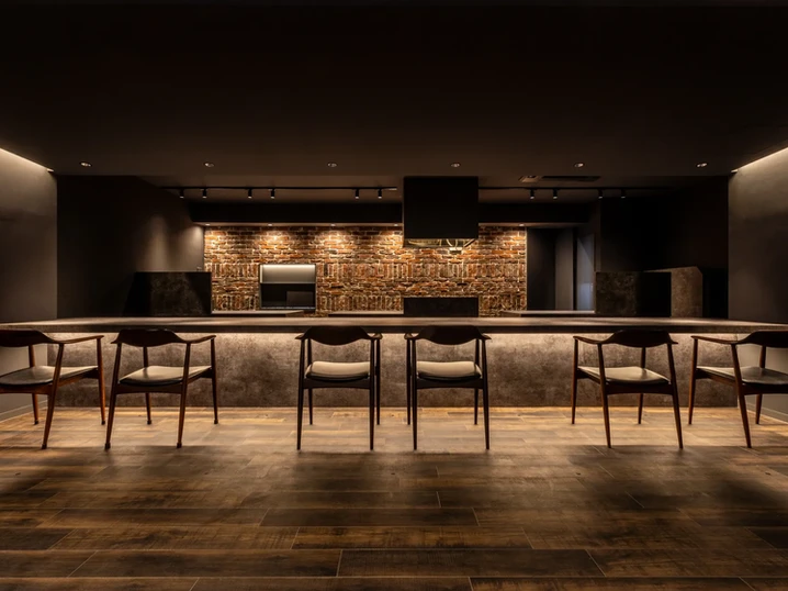 レンガタイルを使用したレストラン内装