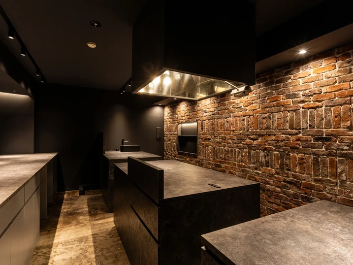 レンガタイルを使用したレストラン内装