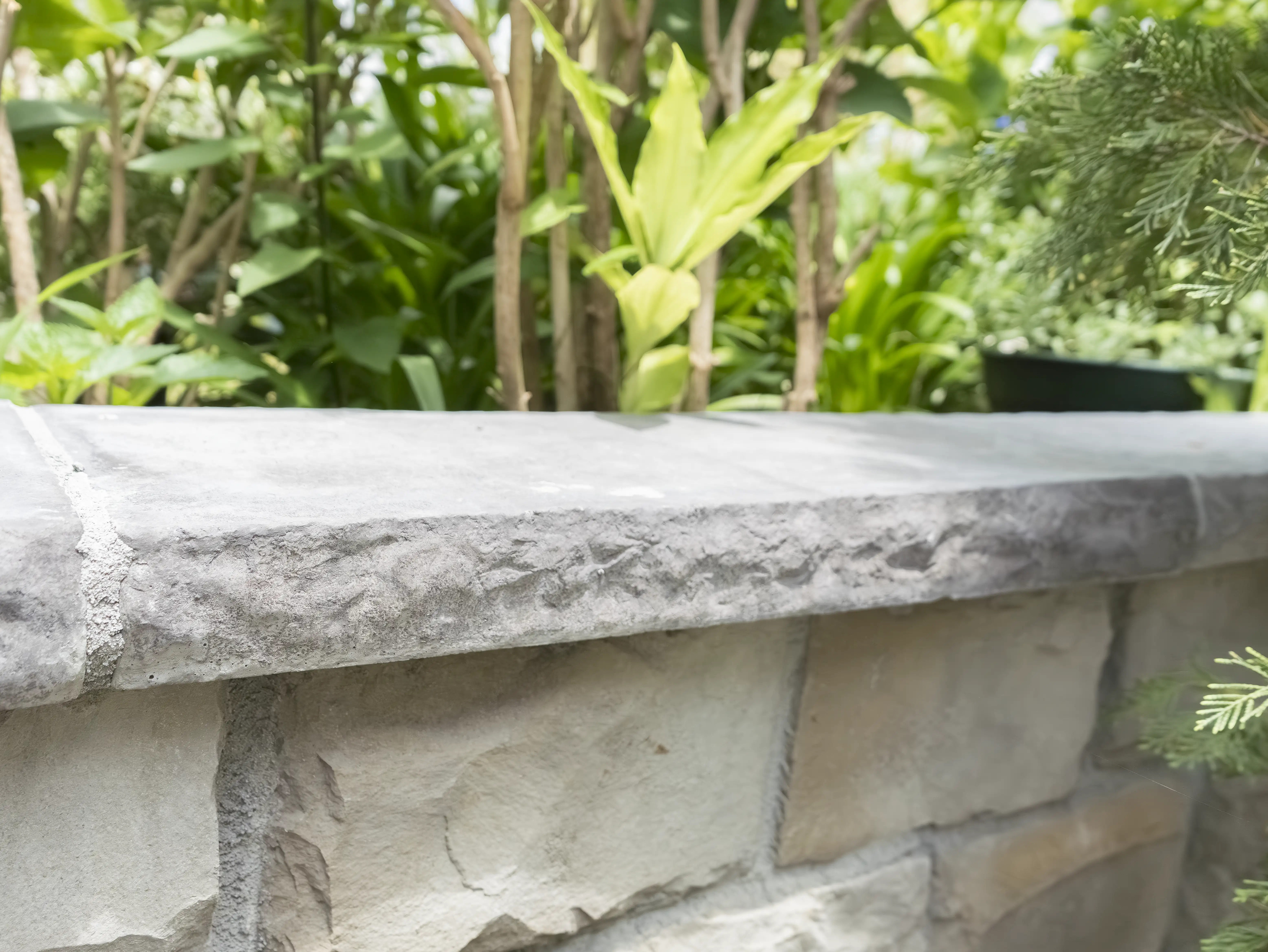 笠木を使用した事例 雨垂れ防止