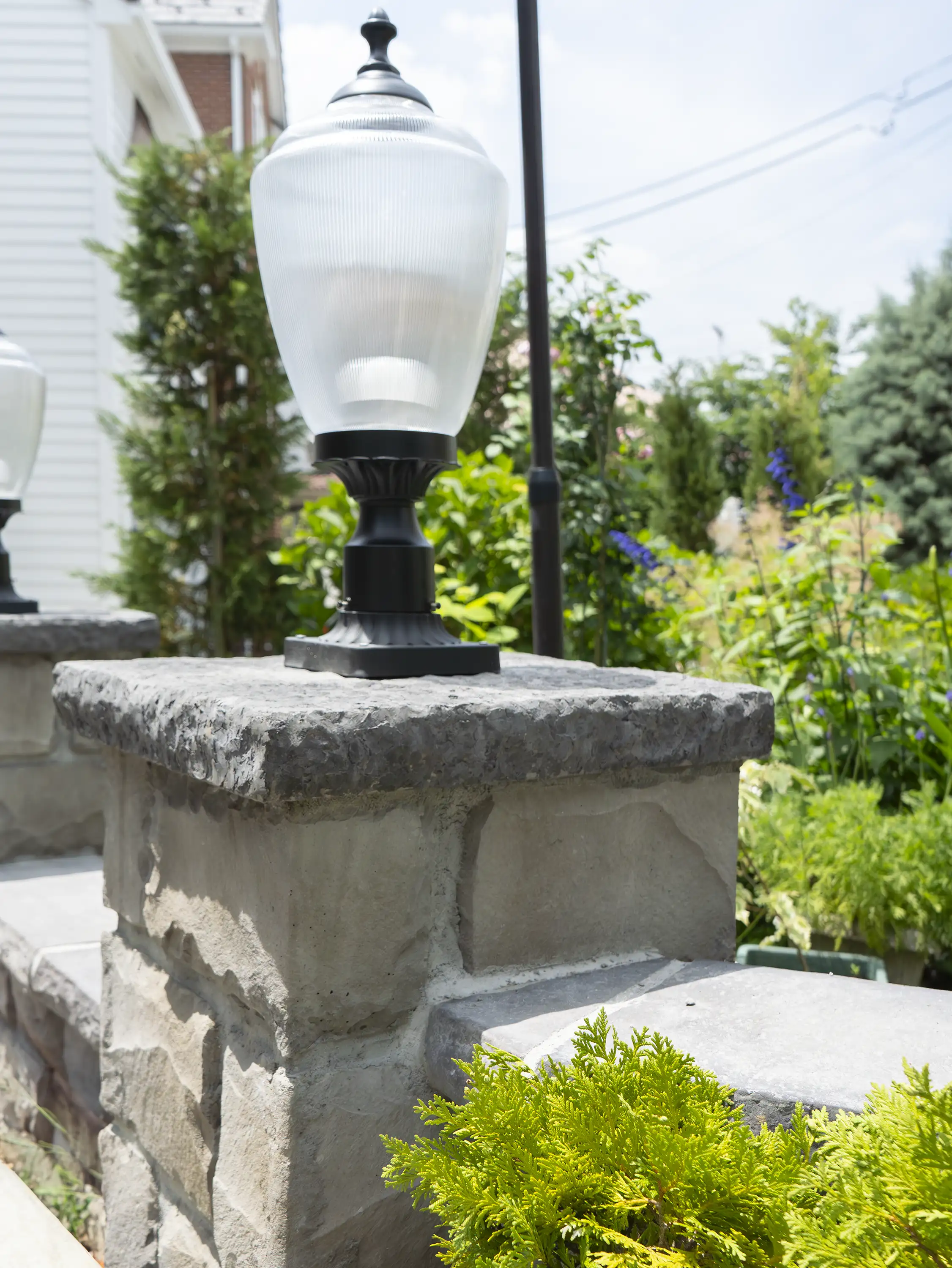 笠木を使用した事例 雨垂れ防止