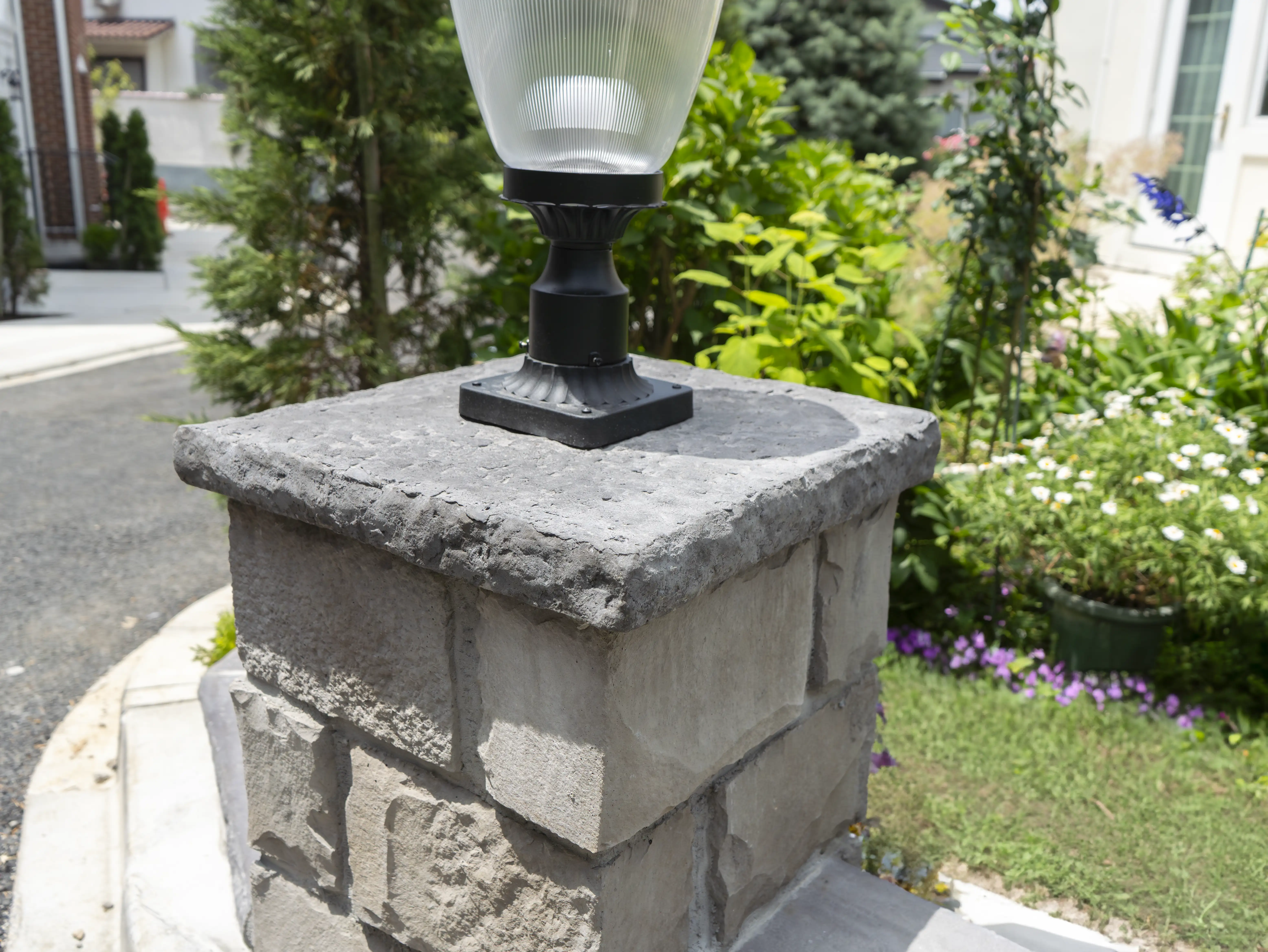 笠木を使用した事例 雨垂れ防止