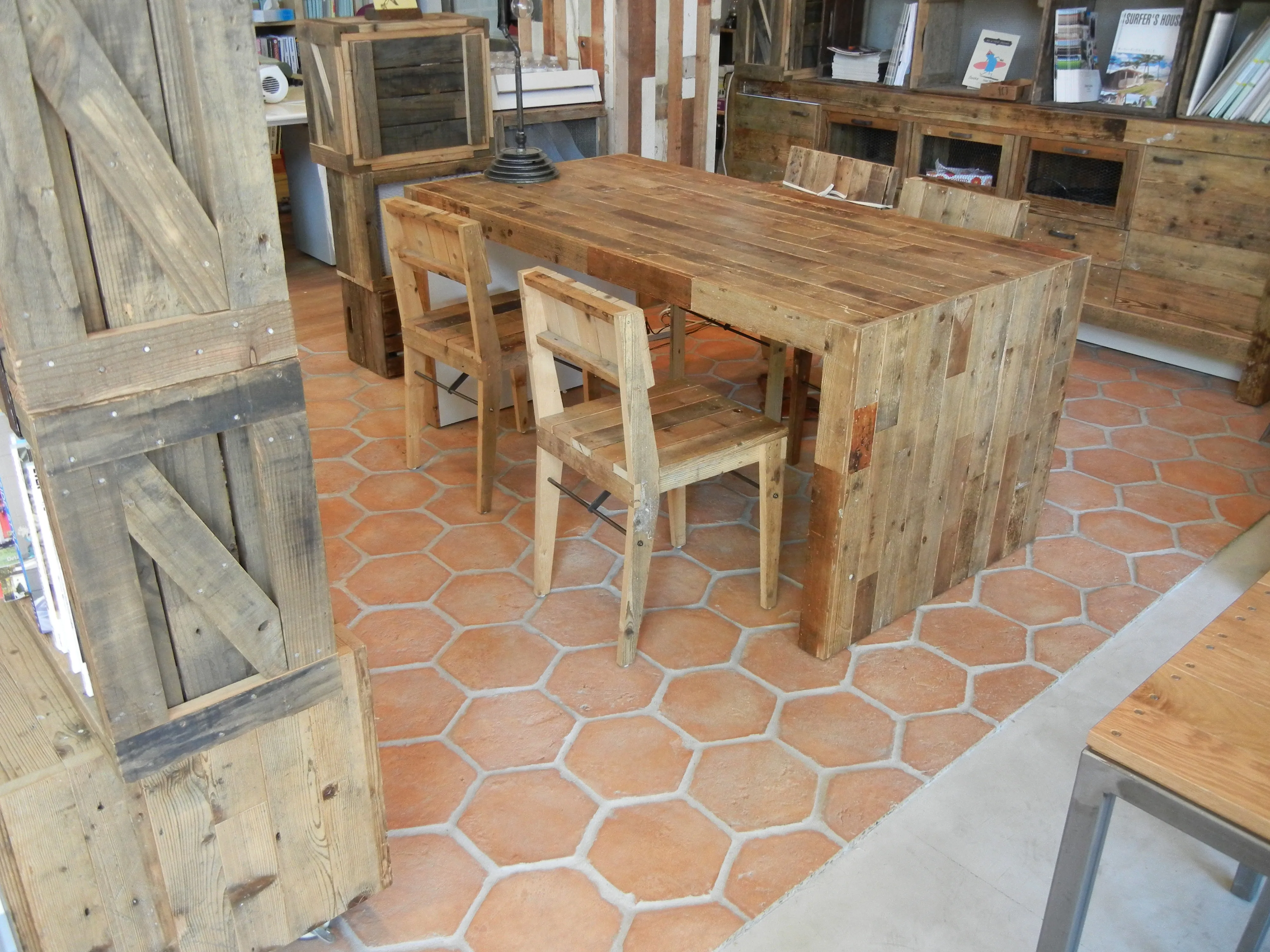 セメント二次製品 床タイル CAN'FLOOR「ヘキサゴン（HEX-1）」オフィス内装床デザイン事例