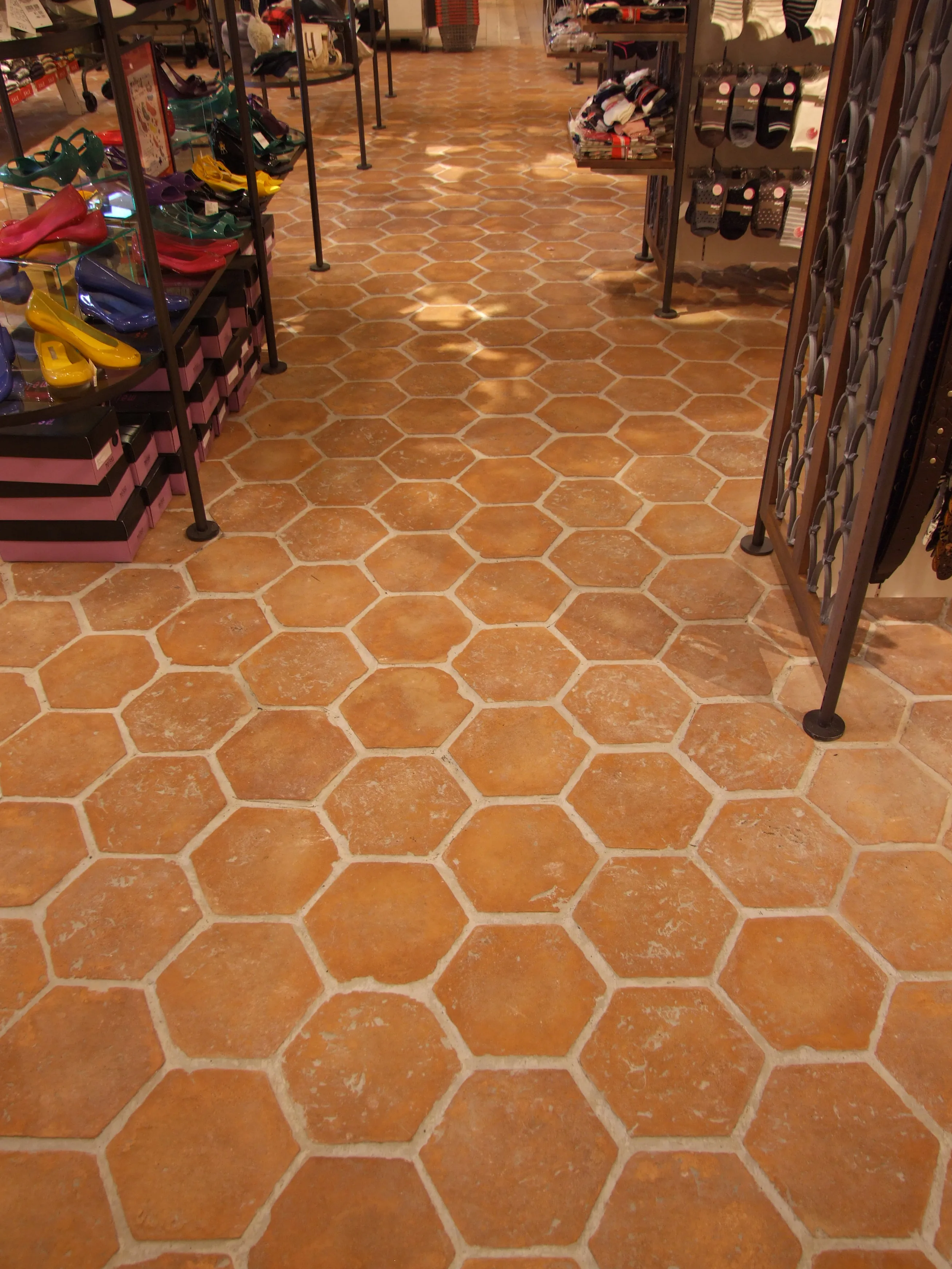 セメント二次製品 床タイル CAN'FLOOR「ヘキサゴン（HEX-1）」アパレルショップ内装デザイン事例