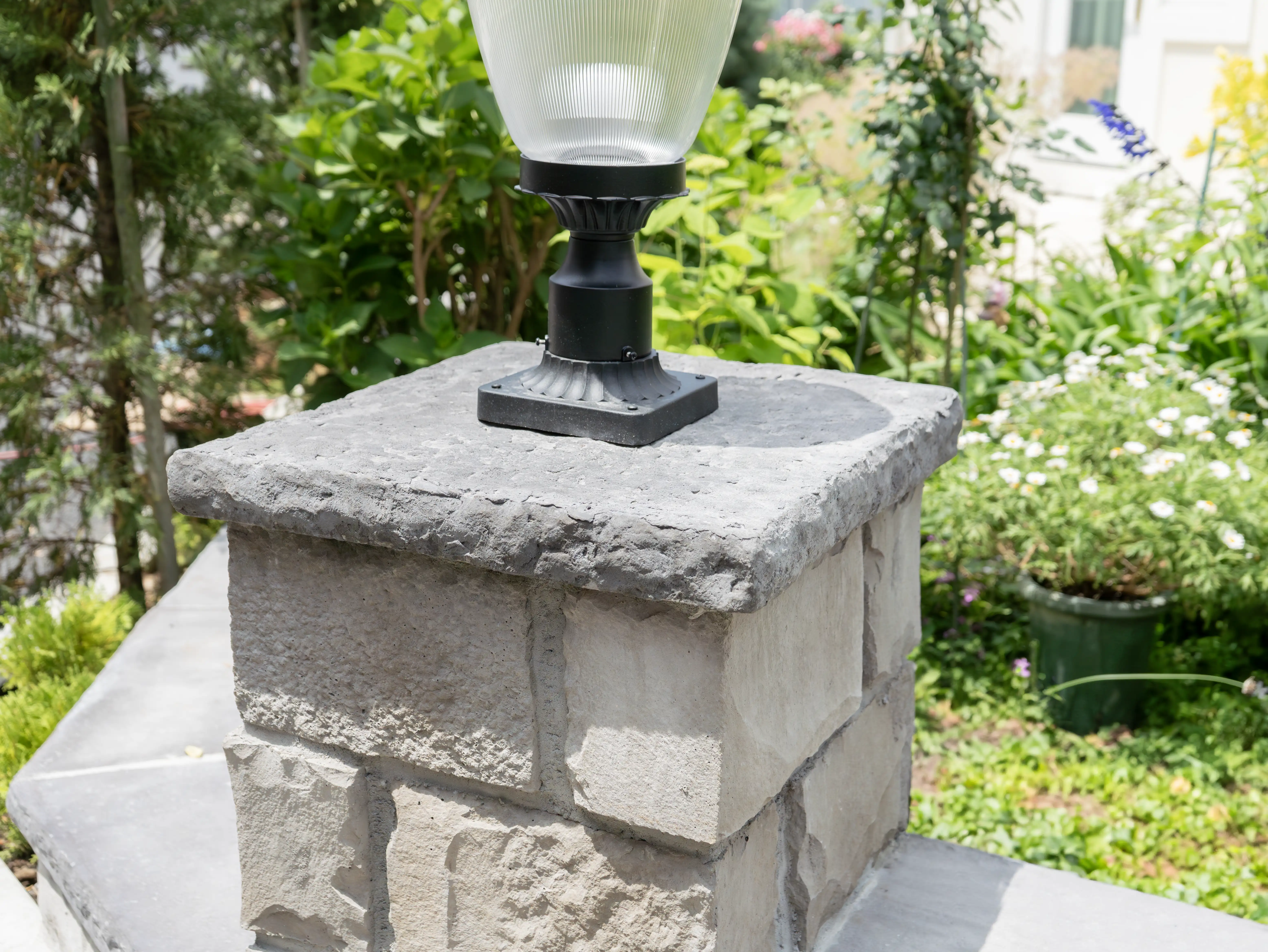 笠木を使用した事例 雨垂れ防止