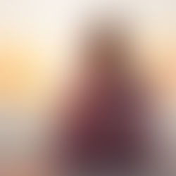 Terwijl de zon ondergaat, voel ik hoe de afgelopen maanden langzaam van me afglijden. 7 maanden van hollen en stilstaan, van los laten en opnieuw beginnen. Soms is de pauzeknop niet iets wat je kiest, maar wat het leven voor je indrukt. en juist daar, in dat niets - vond ik mezelf terug. A new chapter. Same soul, deeper peace