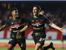 " São Paulo vence Atlético-MG no Morumbis e segue na briga pelo G6 do Brasileirão "