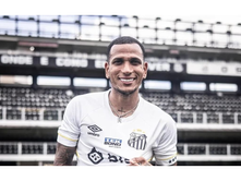 " Santos vence Vila Nova e fica perto da Série A "