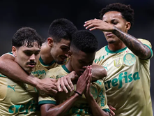 "Palmeiras Vira no Fim e Leva Decisão do Título para Domingo"
