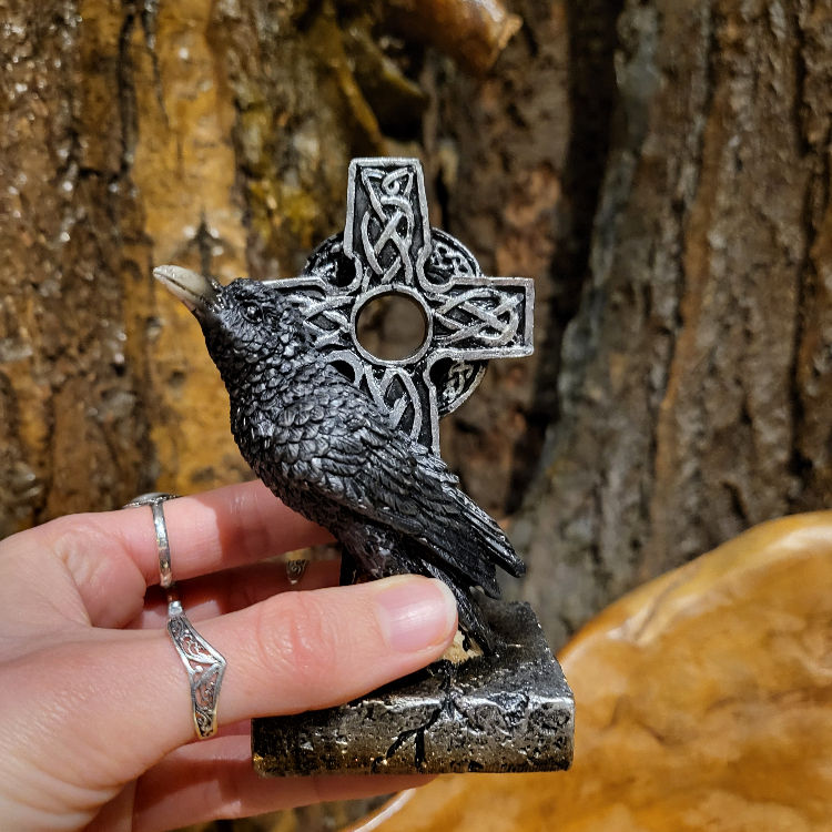 Raven in front of open celtic cross with skulls black fantasy-shop-winkel