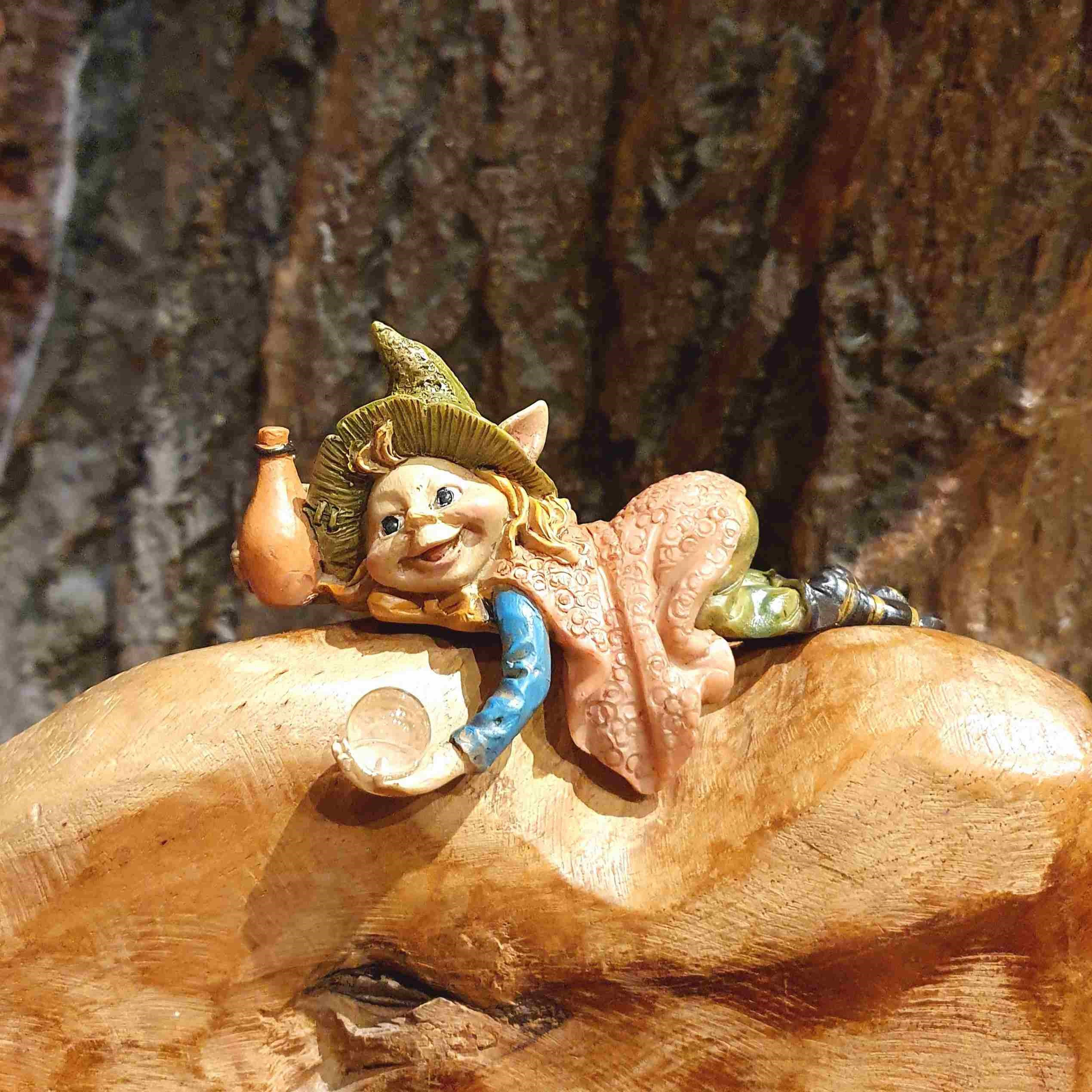 pixie witch sitting zittend magical creature magisch wezen heks fantasy fantasyshop chimera