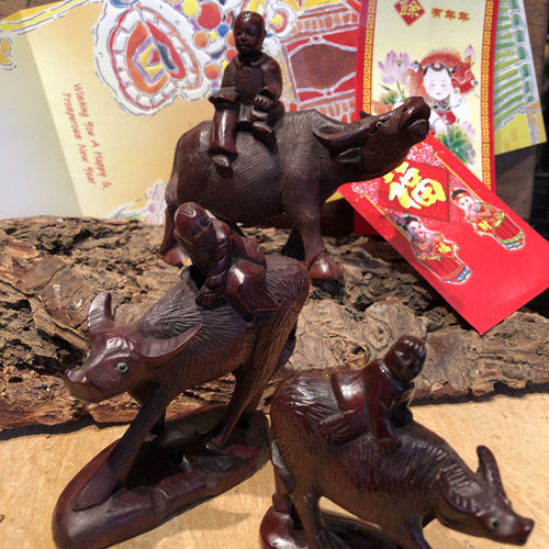 Thumbnail: Handgesneden Chinese Os met jongen .rozen hout China