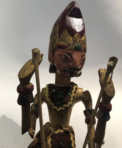 Thumbnail: Mooie houten Wajang poppen met batik kleding  Bij wayang golek (wajang golèk)