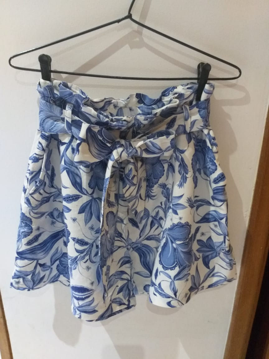 Short Flores Azuis