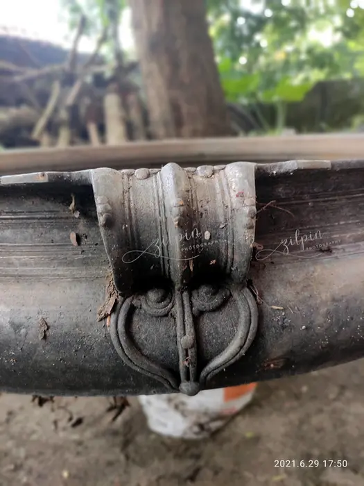 Antique uruli handle design