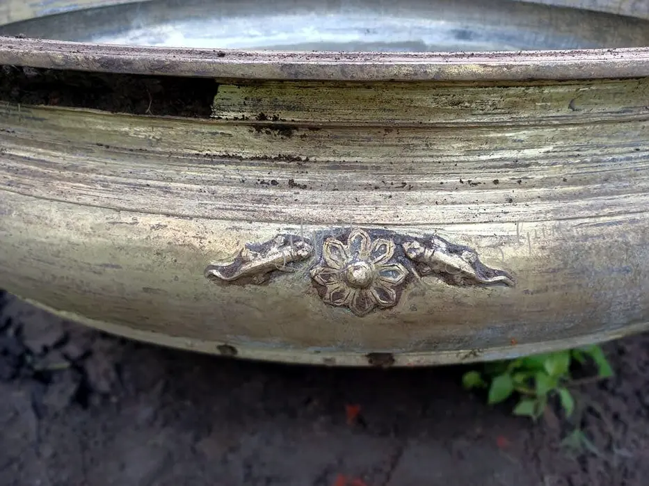 A flower pattern on big uruli varpu.