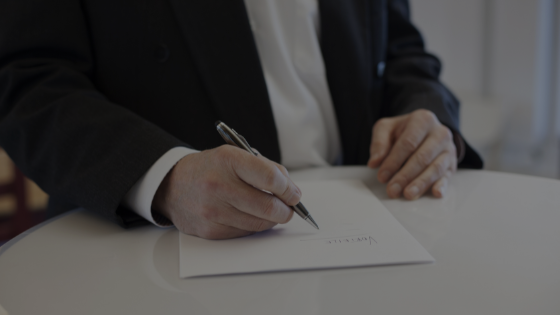 Contrato sendo assinado