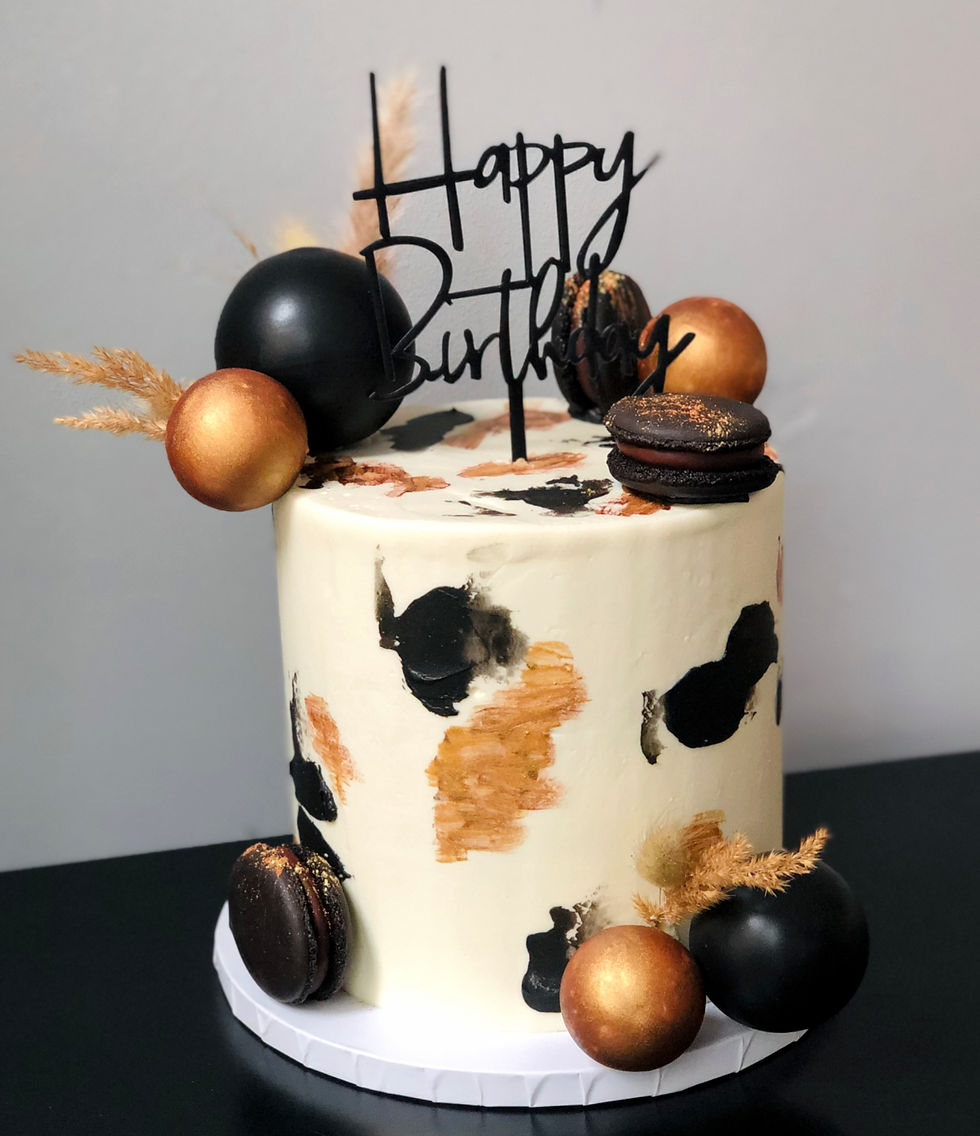 Ballon Cake mit Farbakzenten, Trockenblumen, Macarons und Cake Topper